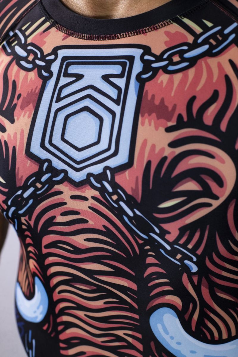 KOARENA Never Forget Rashguard SS Marron - Imagen 4