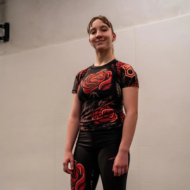 @nadia.bjj posando con su conjunto KOARENA Roses