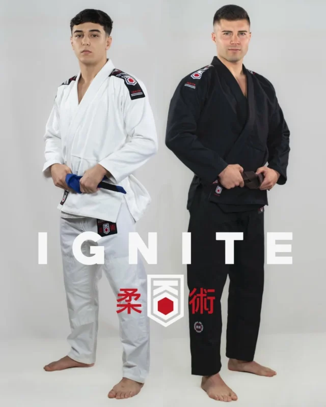 KOARENA Ignite : Diseñado para los que ya sienten el veneno del Brazilian Jiu-Jitsu y buscan un kimono fiable, resistente y con un diseño limpio.Chaqueta Pearl Weave 450GSM, pantalón Ripstop 10oz, espalda libre para tu parche de academia y cinturón blanco incluido. Todo lo que necesitas para empezar o seguir creciendo.PVP:69,99 Euros